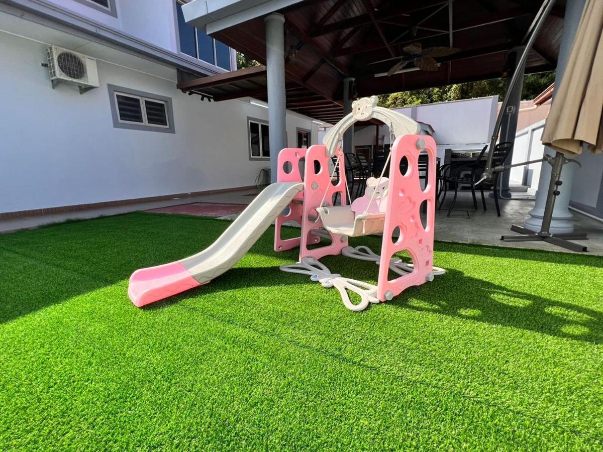 Bearbrick Homestay With Pool Port Dickson Eksteriør bilde